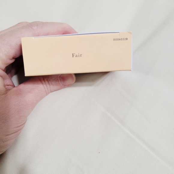 Laura Geller Baked Balance-n-Brighten Foundation - Warm Tones - Picture 3 of 4